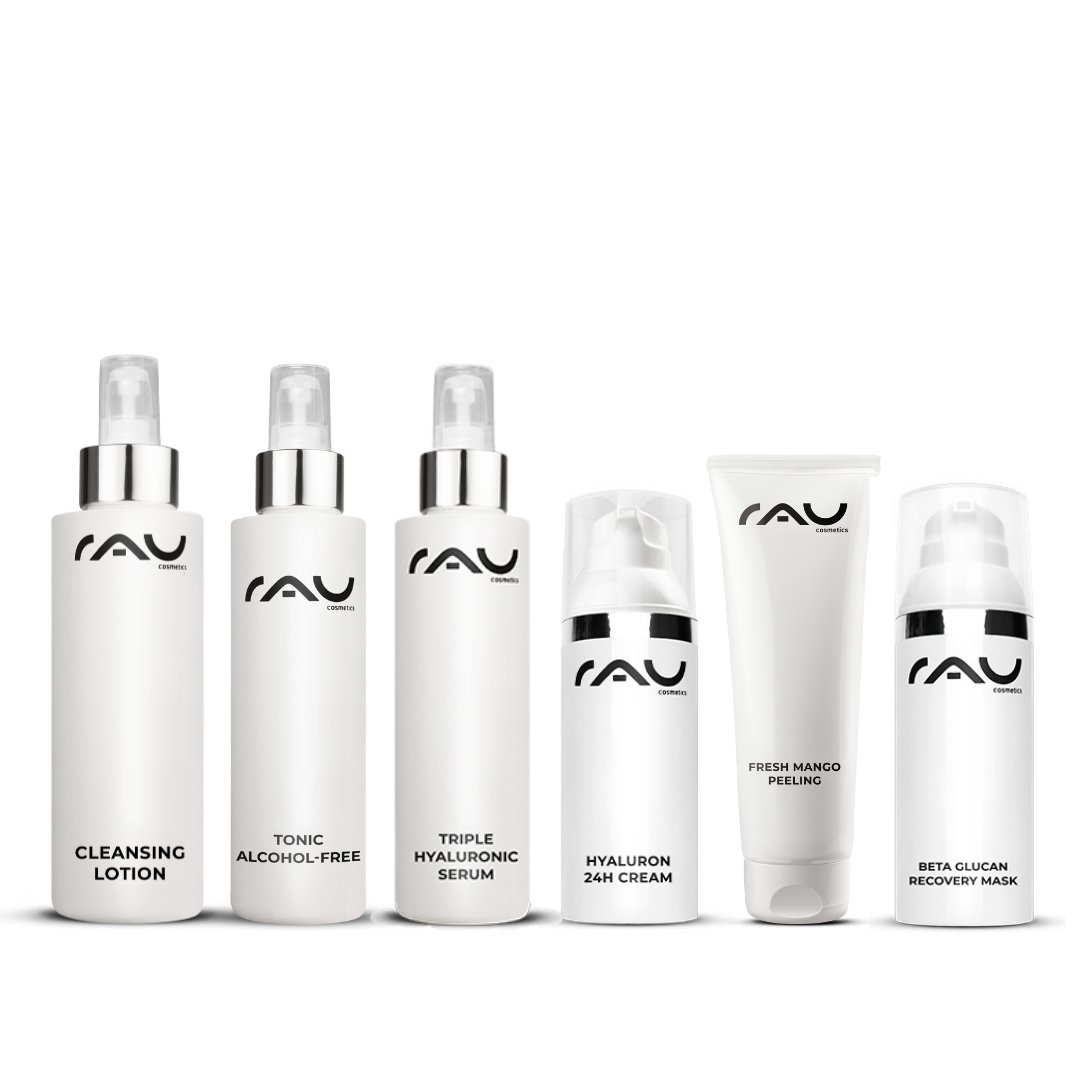 RAU Cosmetics Hautpflegeset mit Reinigungslotion, alkoholfreiem Tonic, dreifachem Hyaluronserum, Hyaluron 24H-Creme, Fresh Mango Peeling und Beta Glucan Recovery Mask, entwickelt für die Pflegeroutine trockener Haut.