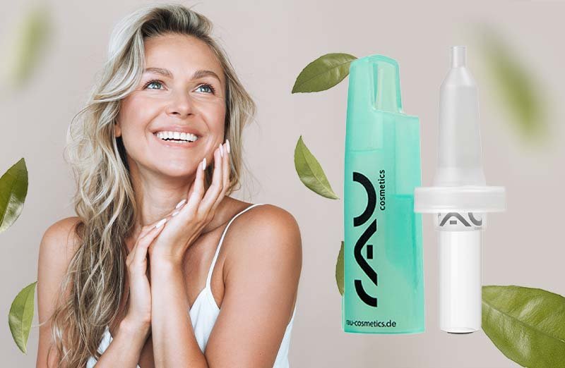 Lächelnde Frau mit blonden Wellenhaaren und RAY Kosmetikflasche, die Ampullenöffner & Applikator Set bewirbt.