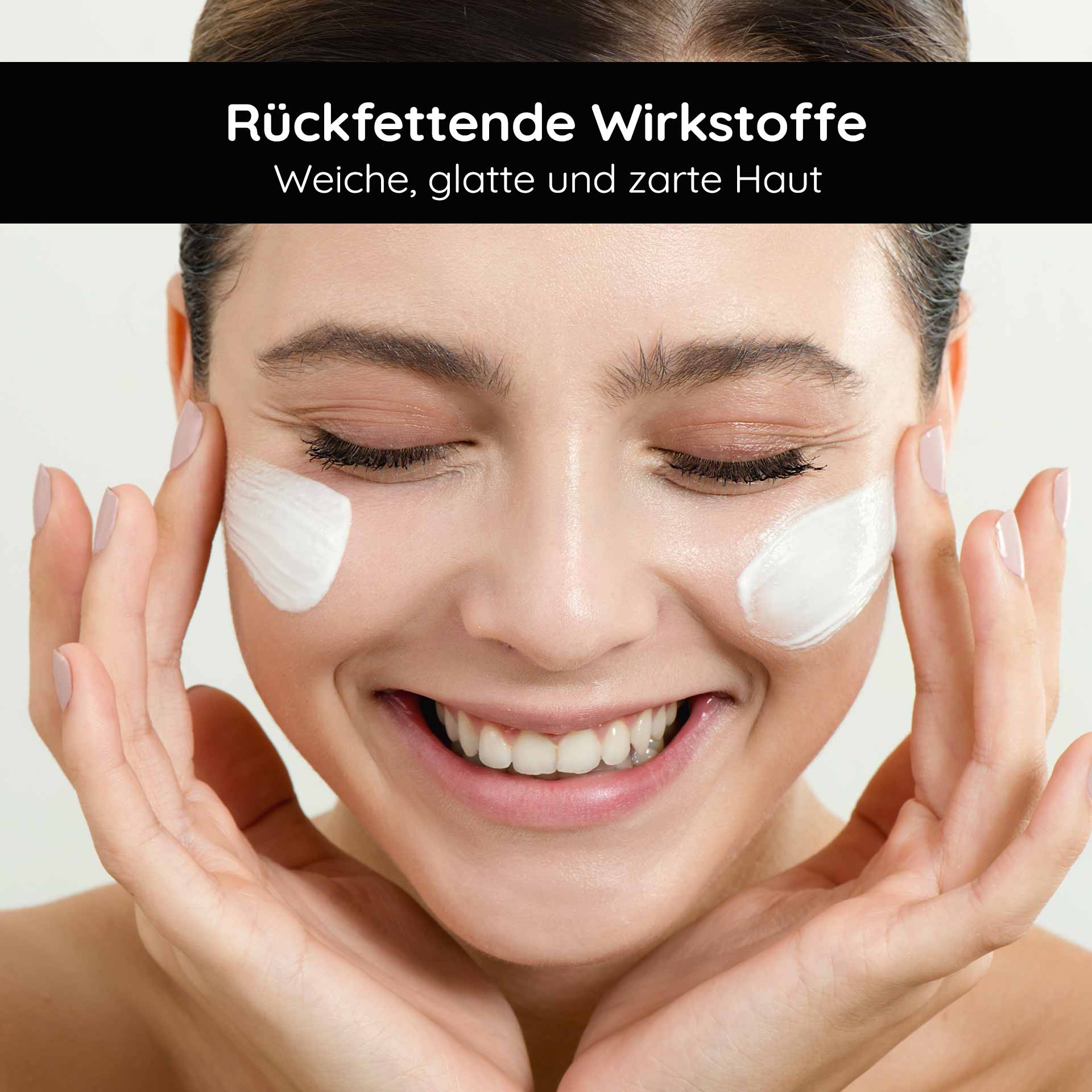Power set for impure skin, oily skin, inflammation, pimples, itching. Frau mit strahlendem Lächeln, die Gesichtscreme auf die Wange aufträgt, symbolisiert sanfte Hautpflege und Effektivität der RAU Silbercreme gegen Unreinheiten.