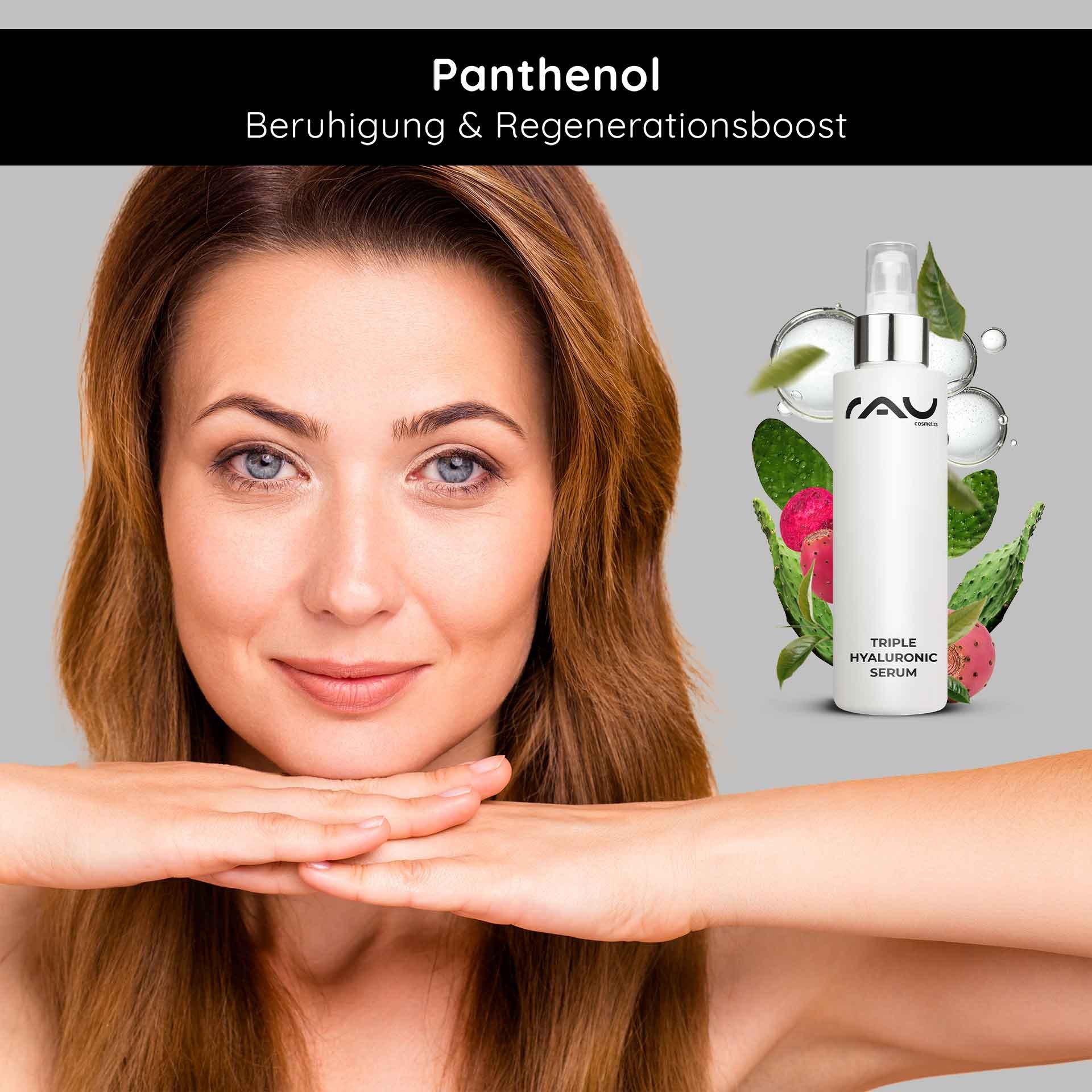 Frau mit glattem Teint und lächelndem Gesicht, hält ihre Hände unter dem Kinn, neben RAU Triple Hyaluronic Serum in einer weißen Flasche, umgeben von Pflanzen, betont die beruhigenden und regenerierenden Eigenschaften von Panthenol.