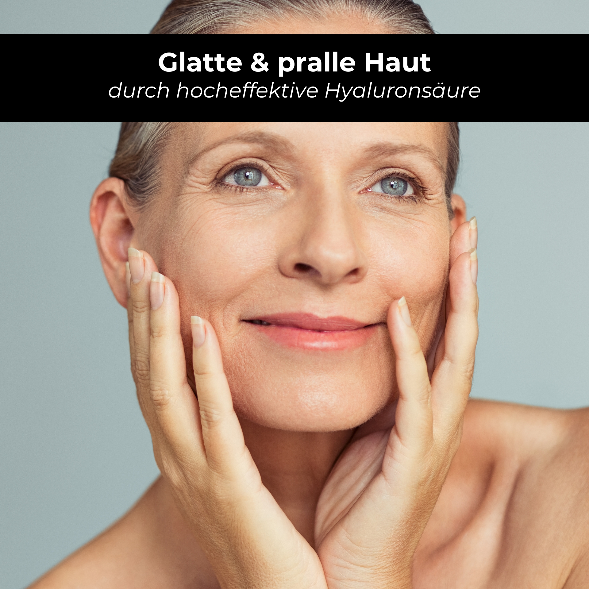 Niacinamide & Astaxanthin Serum 100 ml with 10% Niacinamide & 1% Zinc PCA Glückliche Frau mit glatter und praller Haut, die ihre Wangen berührt, unter dem Text "Glatte & pralle Haut durch hocheffektiv Hyaluronsäure".