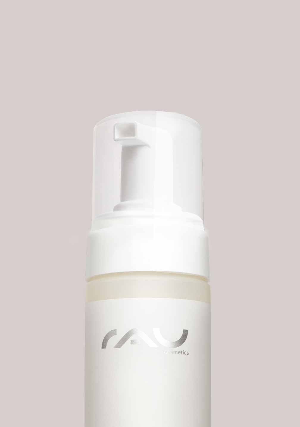 RAU Cosmetics Pumpflasche für Beyond Active Herbal Cleansing Foam in eleganten, neutralen Farben.