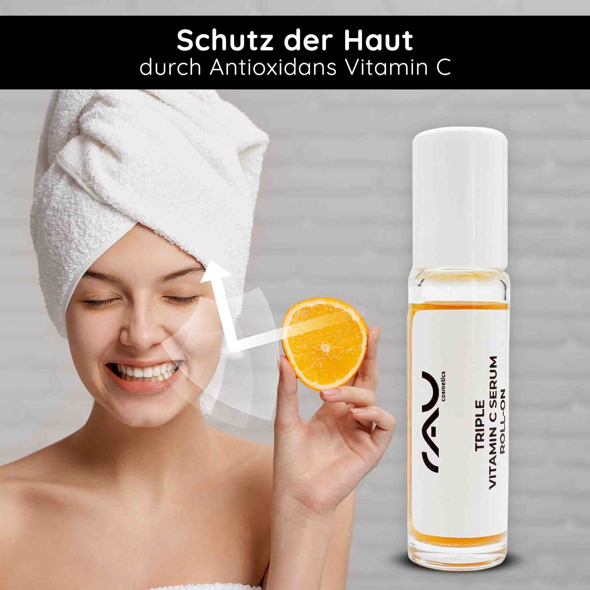 Frau mit Handtuch um den Kopf, lächelnd und mit einer halben Orange, neben RAU Triple Vitamin C Serum Roll-On, betont Hautschutz durch Antioxidantien.