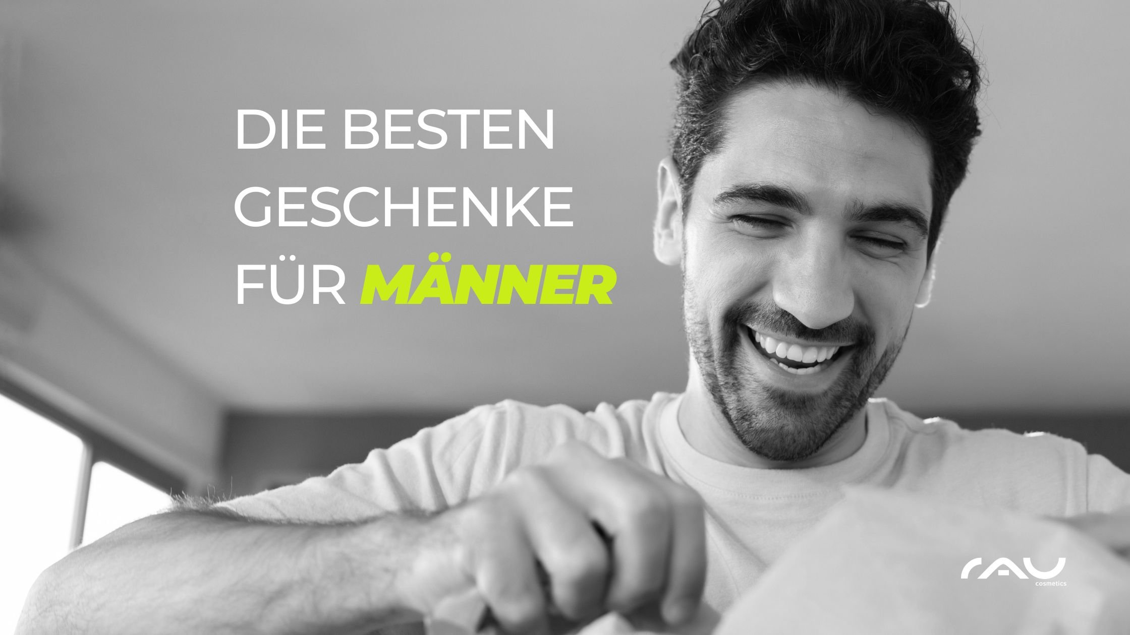Lächelnder Mann öffnet ein Geschenk, umgeben von der Aufschrift "Die besten Geschenke für Männer" in einem modernen, hellen Raum, passend zu Valentinstag Geschenkideen von RAU Cosmetics.