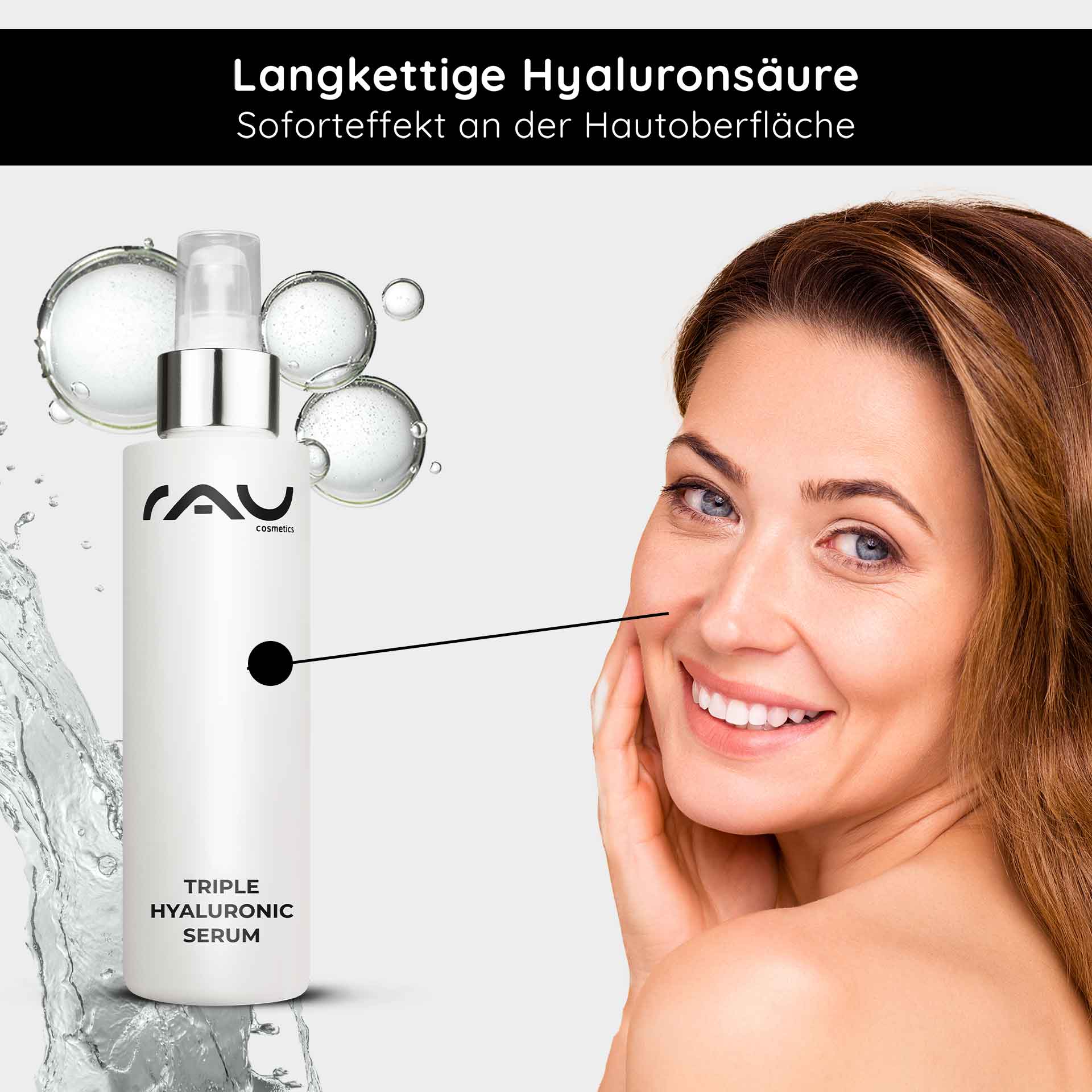 Triple Hyaluronic Serum 100 ml mit Panthenol & Hyaluron Flasche des Triple Hyaluronic Serums von RAU Cosmetics mit feuchtigkeitsspendenden Hyaluronsäuretröpfchen und einer lächelnden Frau, die ihre Wange berührt und die Anti-Aging- und Feuchtigkeitsvorteile betont.