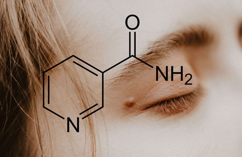 Niacinamid_Blog_Post_RAU-02 Niacinamid-Struktur über einem geschlossenen Auge, symbolisiert die Vorteile von Niacinamid in der Hautpflege, einschließlich Hautverfärbungen und Anti-Aging.