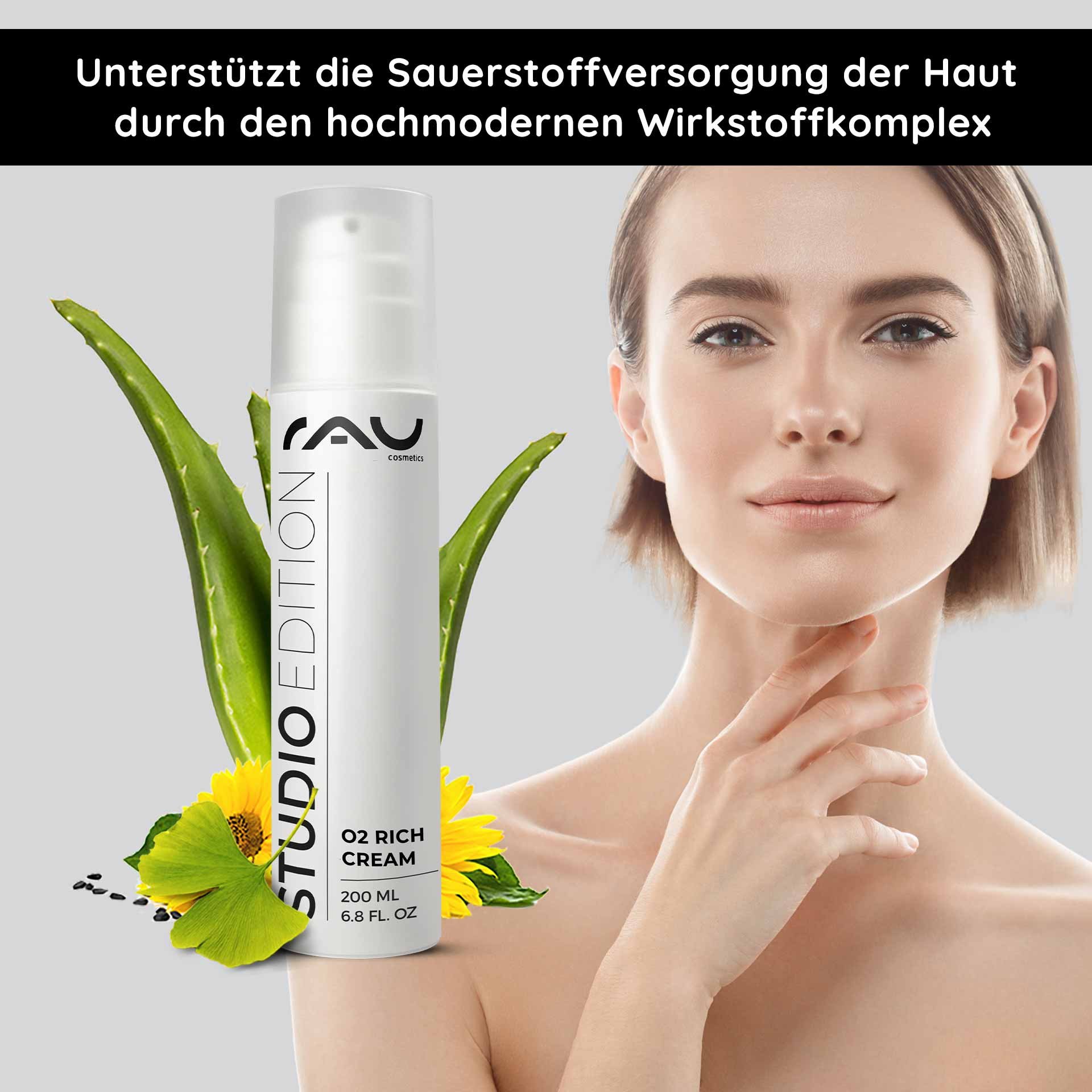 Flasche der O2 Rich Cream von RAU Cosmetics mit Aloe Vera und Sonnenblumenelementen, Frau präsentiert gesunde Haut, fördert die Feuchtigkeitsversorgung und Hautverjüngung.