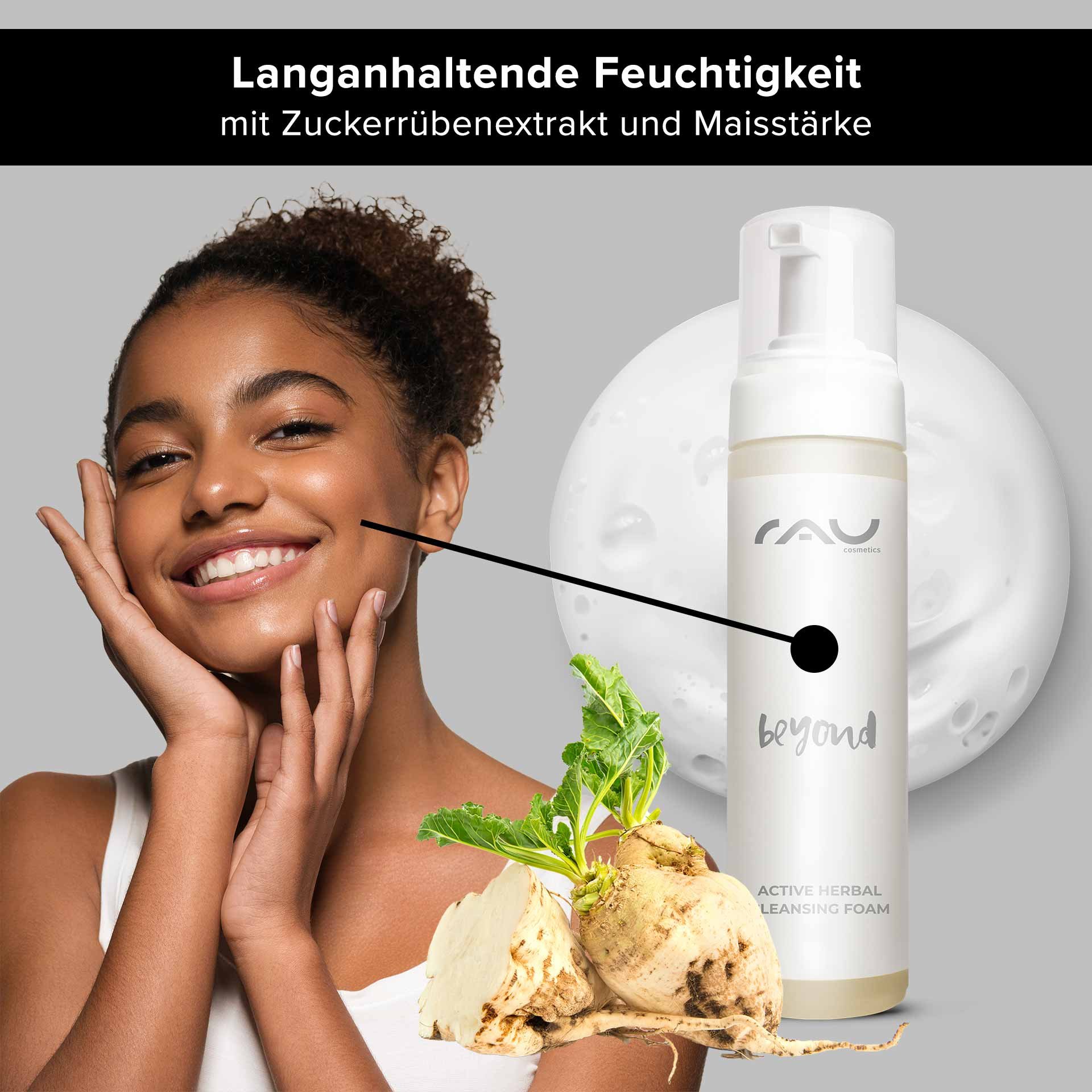 Junge Frau mit strahlendem Lächeln und sanfter Hautpflege, präsentiert RAU Cosmetics Active Herbal Cleansing Foam mit Zuckerrübenextrakt und Maisstärke für langanhaltende Feuchtigkeit.