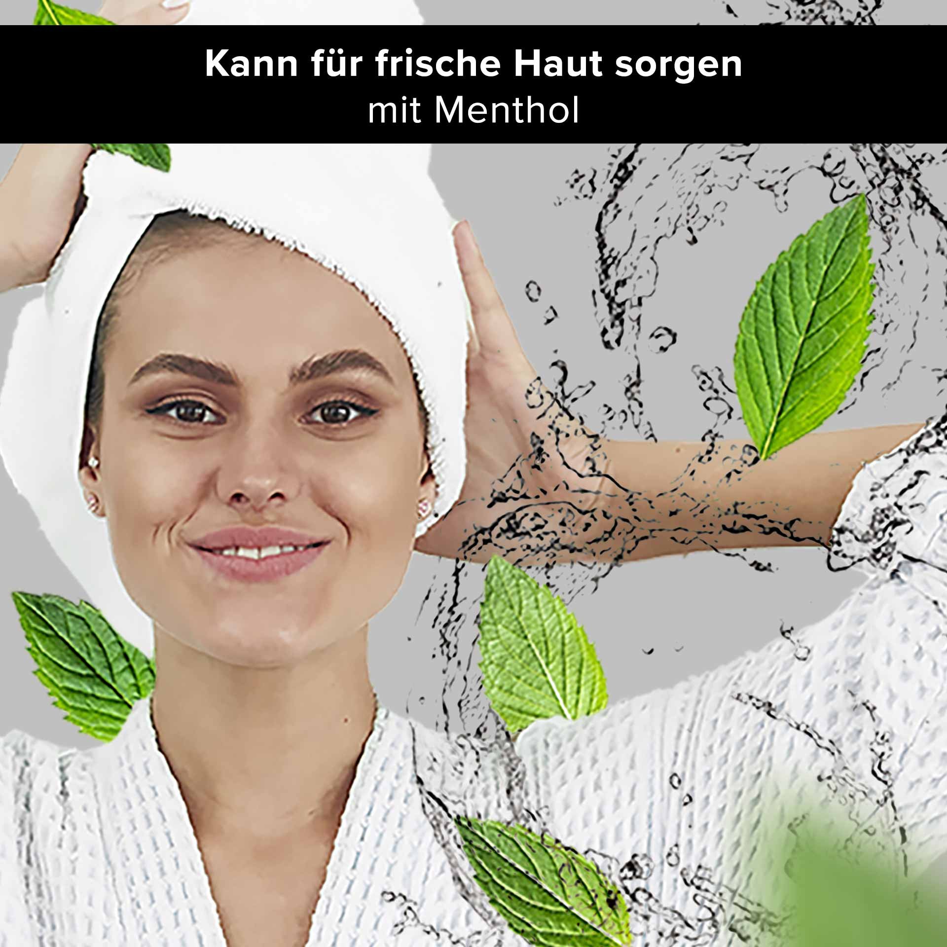 Frau mit einem Handtuch auf dem Kopf, lächelnd und umgeben von frischen Minzblättern und Wassertröpfchen, symbolisiert erfrischende Hautpflege mit Menthol von RAU Cosmetics.