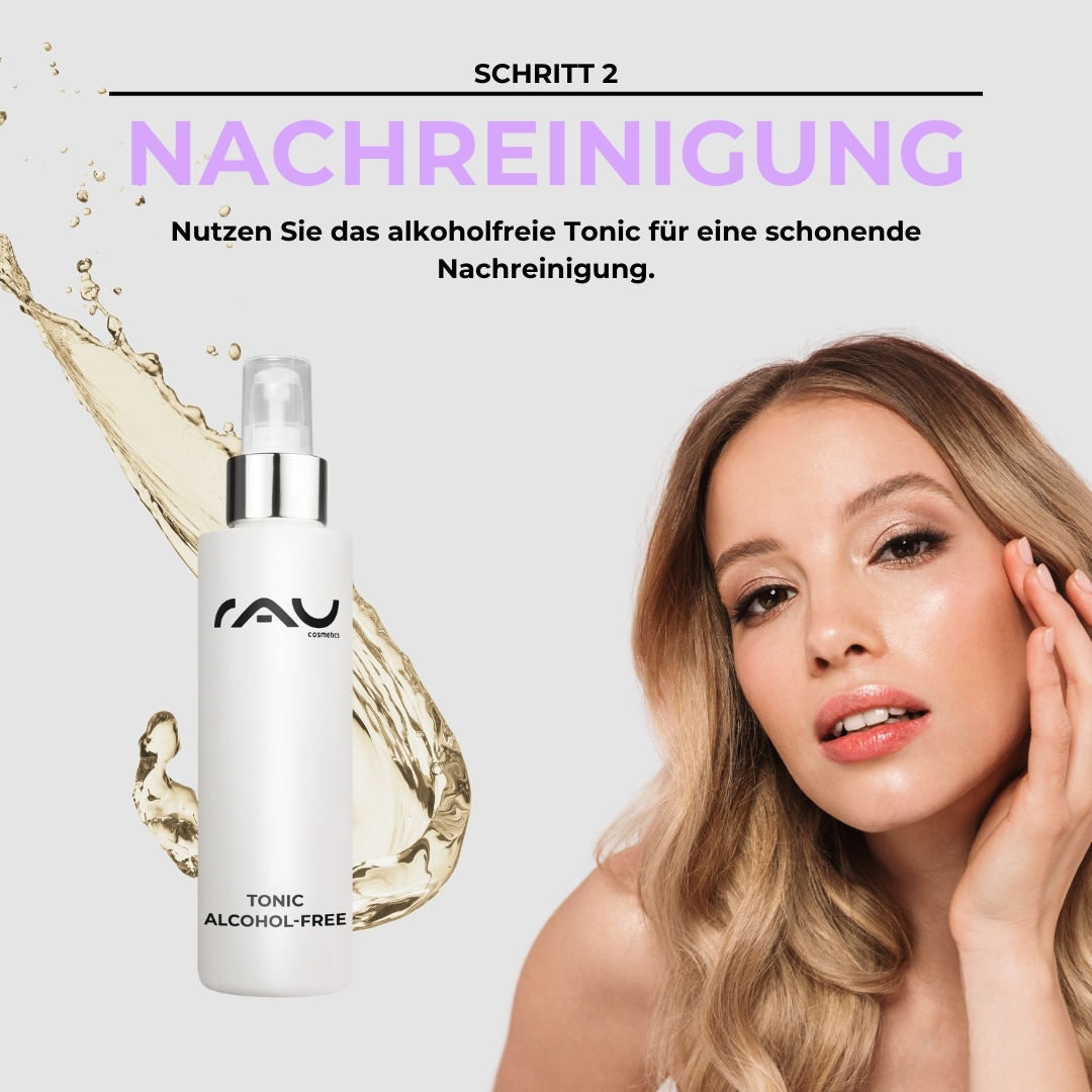 Advanced care routine for normal skin Alkoholfreies Tonic von RAU Cosmetics für die Nachreinigung, mit ansprechender Darstellung einer Frau, die ihre Haut berührt, und einem fließenden Flüssigkeitsdesign im Hintergrund.