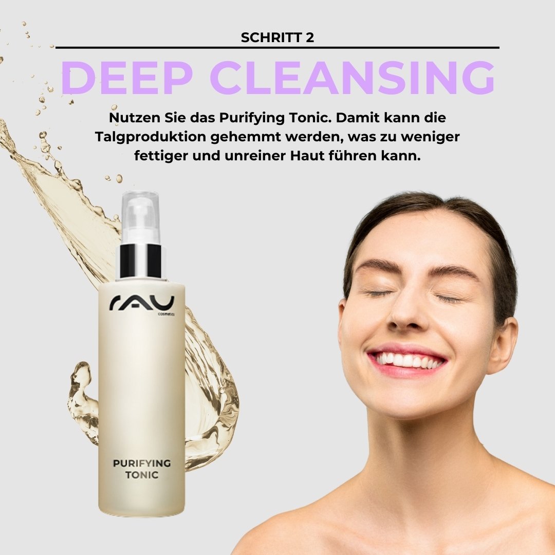 Flasche des RAU Cosmetics Purifying Tonic mit spritzendem Wasser, lächelnde Frau mit geschlossenen Augen, Schritt 2 der Profi Pflegeroutine für unreine fettige Haut.